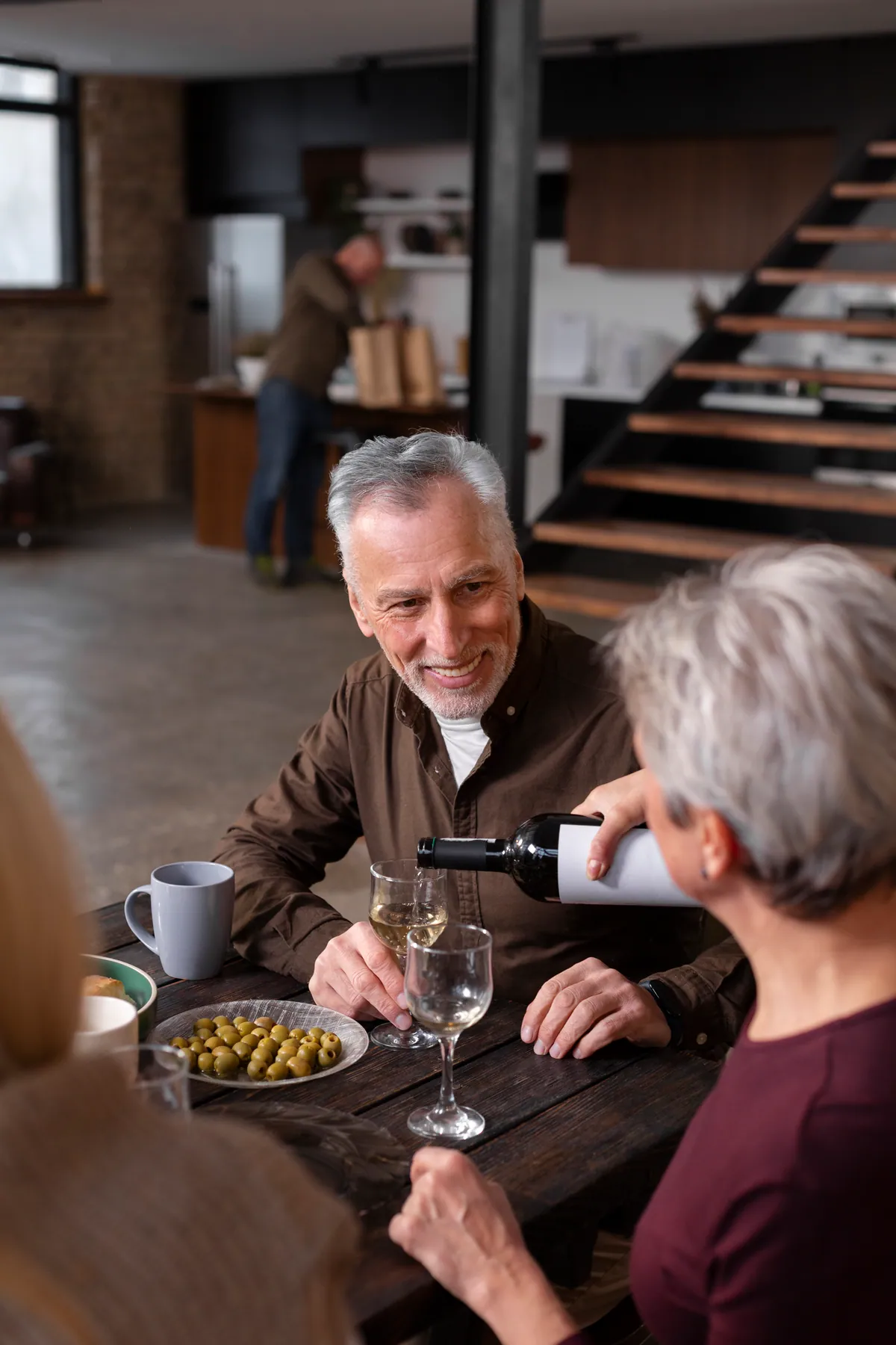 Amigos reunidos à mesa, conversando durante uma refeição