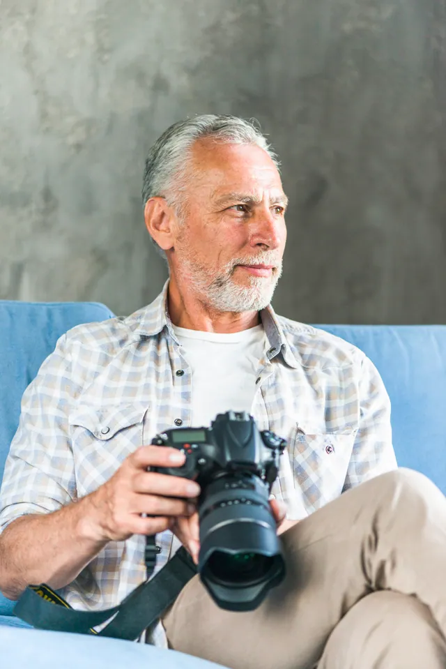 Homem segurando uma câmera fotográfica
