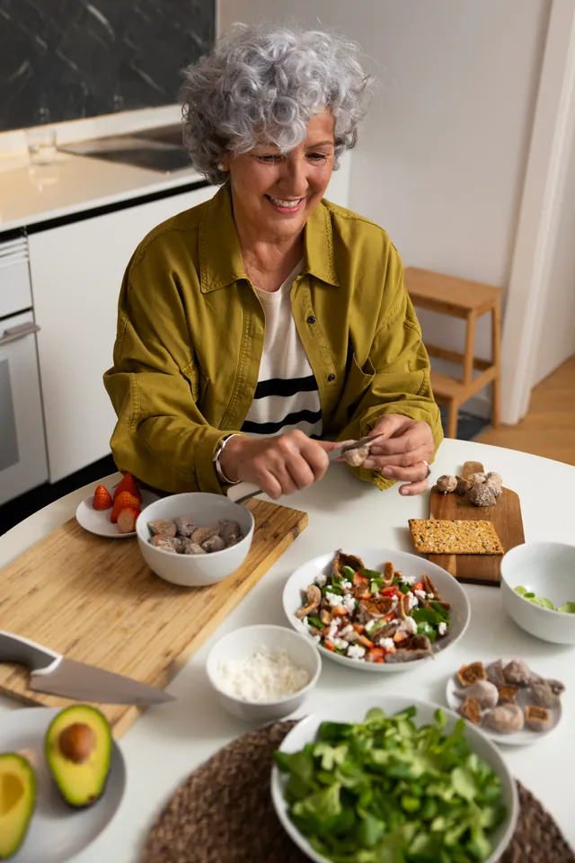 Mulher preparando um prato com figos na cozinha
